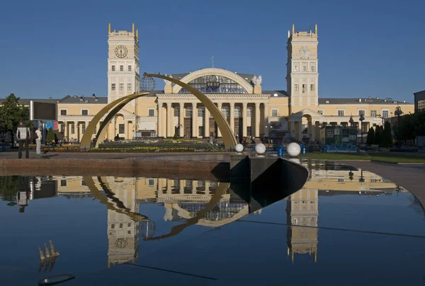 Edificio de la estación de tren de Jarkov reflejado en el agua _ — Foto de Stock