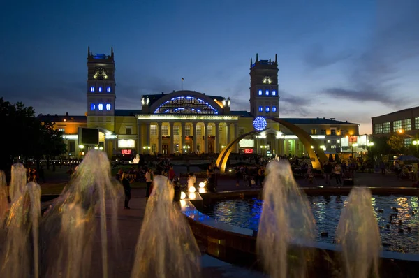 Estación de tren iluminada Kharkiv (o Kharkov) — Foto de Stock