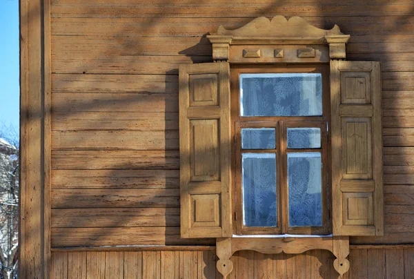 Finestra in legno con persiane in casa in legno — Foto Stock