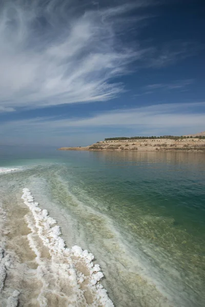 死海海岸线上的盐渍蓝天的圆环云对构图有很好的补充作用 — 图库照片