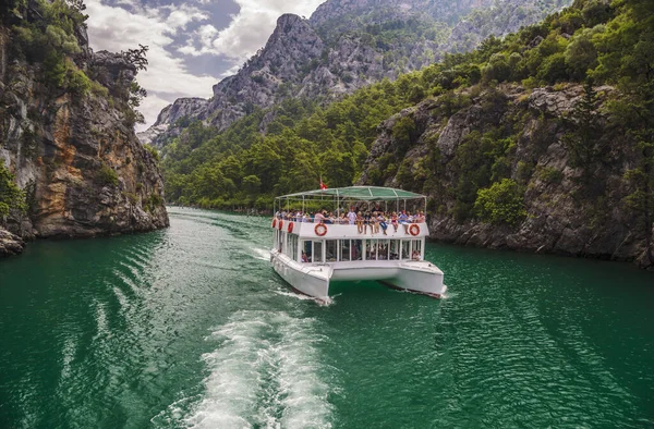 Manavgat, Antalya İli / Türkiye - 07.06.2018. Yeşil Kanyon 'da tekne gezisi. Dağlarda tatiller.