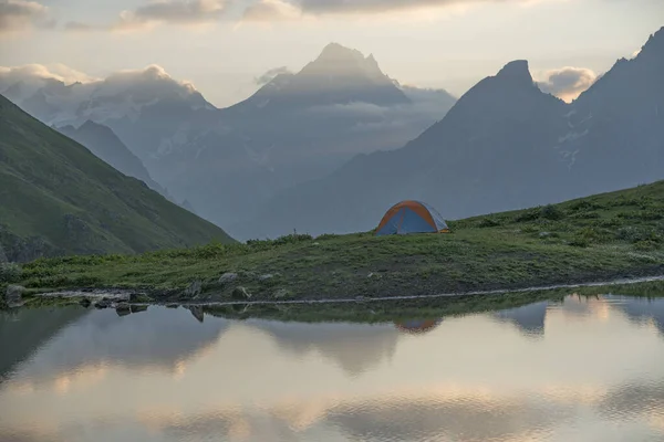 Dağlarda Turist Çadırı Önplanda Göl — Stok fotoğraf