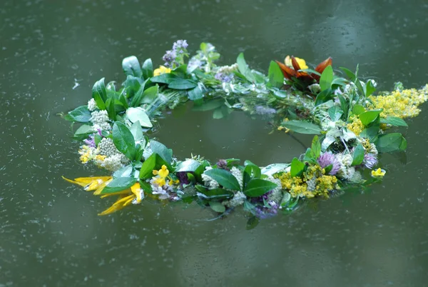 Ivan Kupala Nyaralása Virágkoszorú Vízen Stock Kép