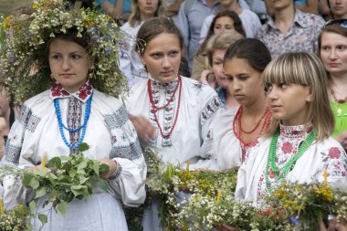Pirogiv, Kievskaya Oblastı / Ukrayna - 07.06.2009. Çelenkli kız - Ivan Kupala 'nın halk bayramı.