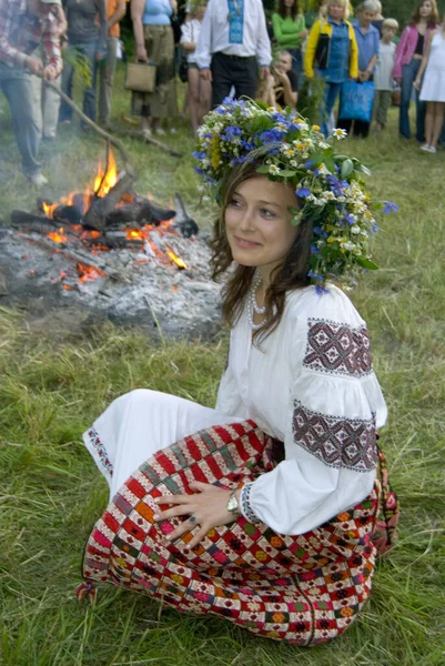 Pirogiv Kievskaya州 ウクライナ 2016 休日の火災の近くに花輪とウクライナの伝統的な服を着た女性 イワン クパラの饗宴 — ストック写真