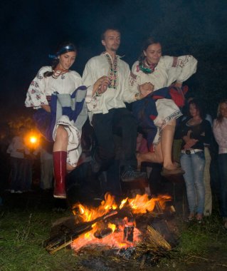 Kiev, Kievskaya oblast / Ukrayna - 07.06.2011. İnsanlar bayramda şenlik ateşinin üzerinden atlıyorlar. Ivan Kupala bayram kutlaması. Duygular vahşileşir.