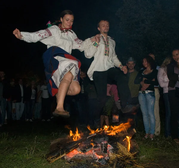 Kiev Oblast Kievskaja Oekraïne 2011 Jong Stel Springt Het Kampvuur — Stockfoto