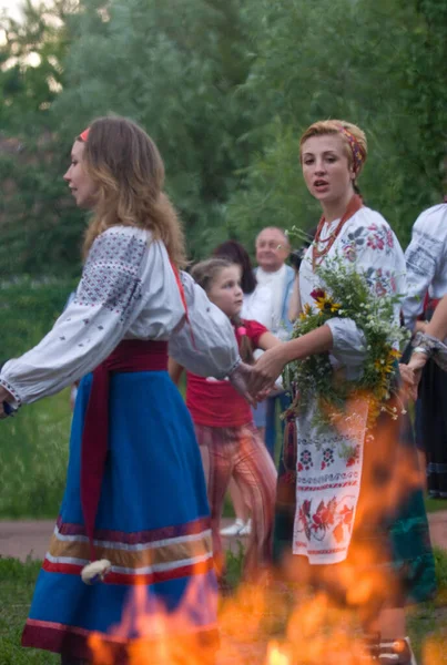 Κίεβο Kievskaya Oblast Ουκρανία 2011 Κορίτσια Λαϊκά Ρούχα Χορεύουν Γύρω — Φωτογραφία Αρχείου