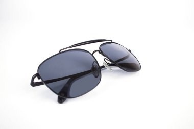 güzel lüks siyah beyaz arka plan üzerinde izole güneş gözlüğü