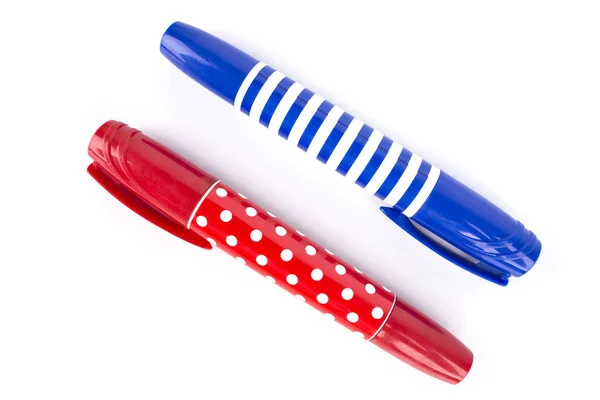 Niebieskie i czerwone długopisy odizolowane na białym tle — Zdjęcie stockowe