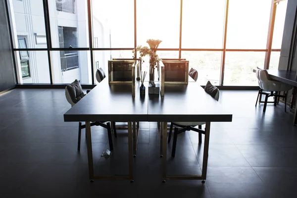 Пустой конференц-зал, современное офисное оборудование — стоковое фото