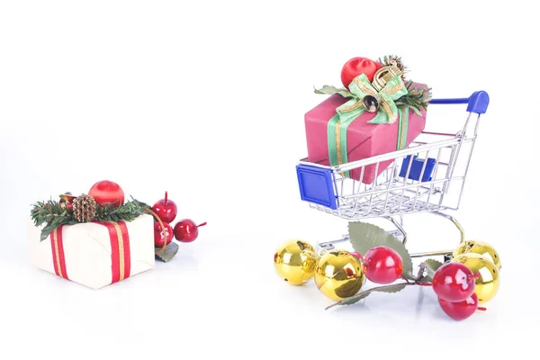 Regalos de Navidad y carrito de compras con decoración en una espalda blanca — Foto de Stock