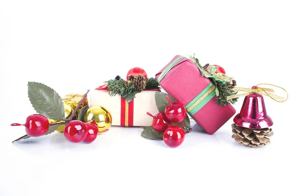 Decoraciones navideñas regalos cajas de embalaje en backgro blanco — Foto de Stock