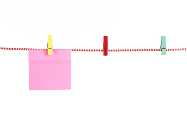 Tarjetas en blanco de papel colgando de una cuerda roja aislada sobre fondo blanco —  Fotos de Stock