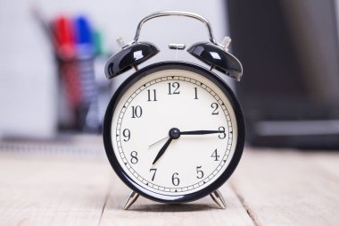 Masadaki Siyah Alarm Saati İş geçmişi, çalışma zamanı