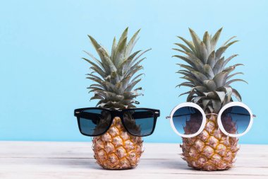 Güneş gözlüklü iki Ananas Moda Yaz Partisi ve Tatil Konsepti