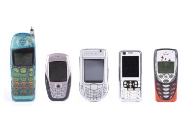 Beyaz arkaplanda izole edilmiş eski cep telefonu koleksiyonu