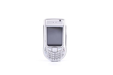 Beyaz arkaplanda izole edilmiş eski cep telefonu tasarımı