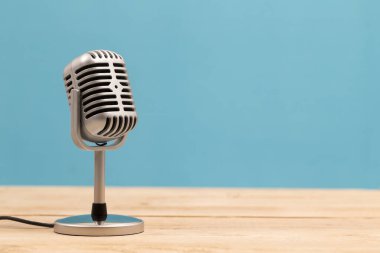 Beyaz arkaplanda izole edilmiş klasik mikrofon