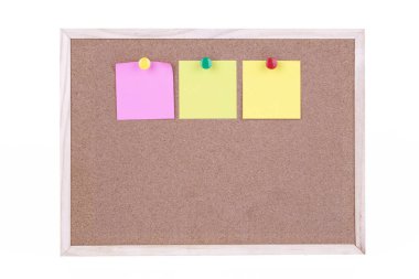Mantar tahtasında renkli yapışkan kağıt not, beyaz arkaplan