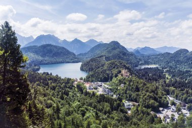 Dağlardaki güzel göl.