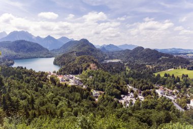 Dağların ve gölün güzel manzarası