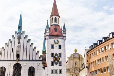 Münih, Bavyera, Almanya - 10 Temmuz 2019: Marienplatz Meydanı 'ndaki Old Town Hall. 