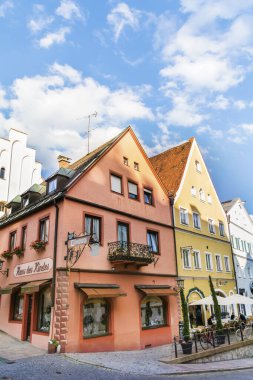 FUSSEN, GERMANY - 10 HAZİRAN 2019: Bavyera, Almanya 'da Renkli Evleri olan Eski Fussen Kasabası' nda Sokak.