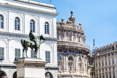 GENOA, İtalya - 25 Haziran 2018 Piazza De Ferrari 'deki Carlo Felice Operasının Önünde Giuseppe Garibaldi Heykeli 