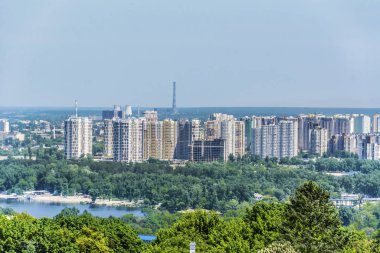 Kiev, Ukrayna - 15 Mayıs 2019: Modern İnşaat Gökdelenleri ve Köprüsü ile Şehrin Havadan Görünümü. Kiev Şehri