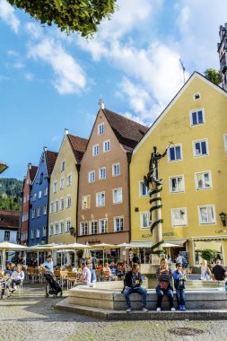 FUSSEN, GERMANY - 10 HAZİRAN 2019: Bavyera, Almanya 'da Renkli Evleri olan Eski Fussen Kasabası' nda Sokak.