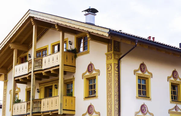Casa Baviera Com Vasos Flores Garmish Detalhes Arquitetônicos — Fotografia de Stock