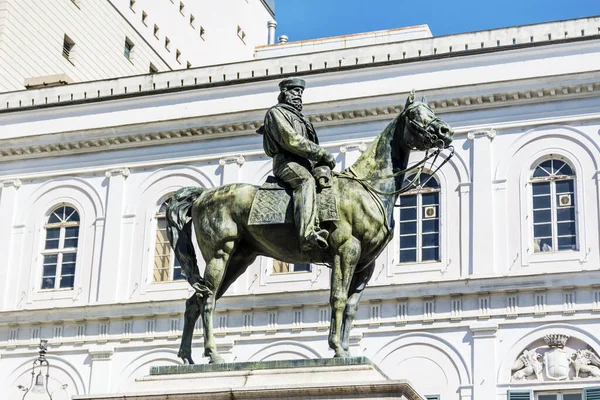 Estátua Giuseppe Garibaldi Frente Ópera Teatro Carlo Felice Piazza Ferrari — Fotografia de Stock