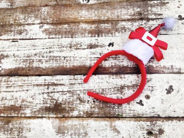 Ren geyiği boynuzlarıyla Noel Tacı Kopya Boşluğu ile Beyaz Kırsal Ahşap Arkaplanda