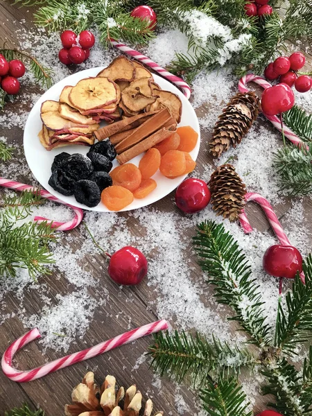 Kurumuş Meyveli Noel Kartı Çam Ağacı Dalları Şeker Şekerleri Noel — Stok fotoğraf