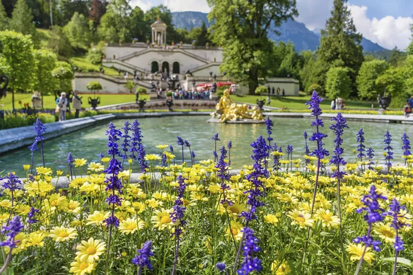 ドイツリンデルホーフ城 2019年7月15日 花を咲かせる夏のリンデルホーフ宮殿 — ストック写真