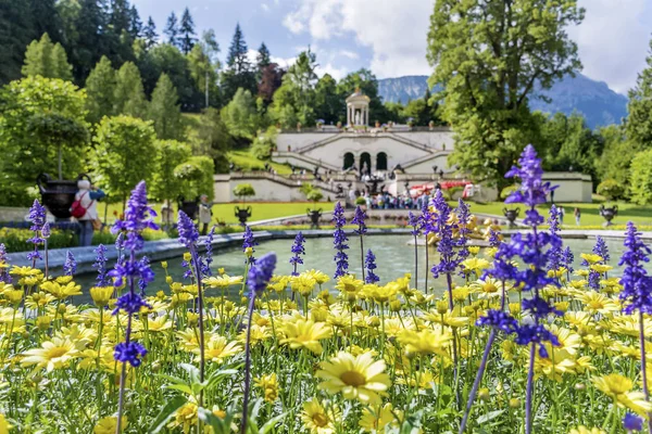 Schloss Linderhof Deutschland Juli 2019 Schloss Linderhof Sommer Mit Blühenden — Stockfoto