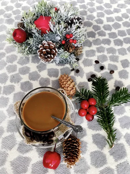 Weihnachtskarte Mit Kaffeetasse Tannenzweigen Hölzernen Roten Äpfeln Und Tannenzapfen — Stockfoto