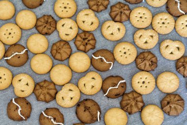 Mutfak masasındaki Danimarka kurabiyelerinin yakın plan çekimi.