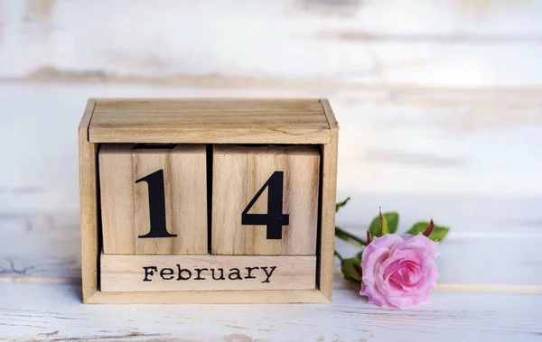 Cubos Calendario Madera Febrero Con Rosas Rosadas Sobre Mesa Blanca —  Fotos de Stock