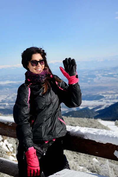 Sonriente Hermosa Joven Tela Invierno Gafas Sobre Fondo Nevado —  Fotos de Stock