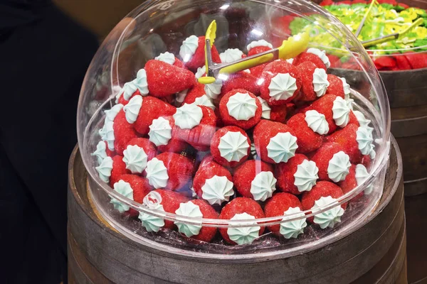 Sacco Marshmallow Colorati Deliziosi Sulla Lastra Vetro Cerchio Nel Mercato — Foto Stock