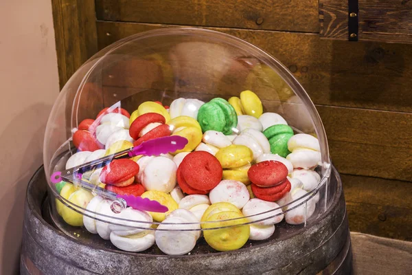 Sacco Macaron Colorati Deliziosi Lastra Vetro Cerchio Nel Mercato — Foto Stock