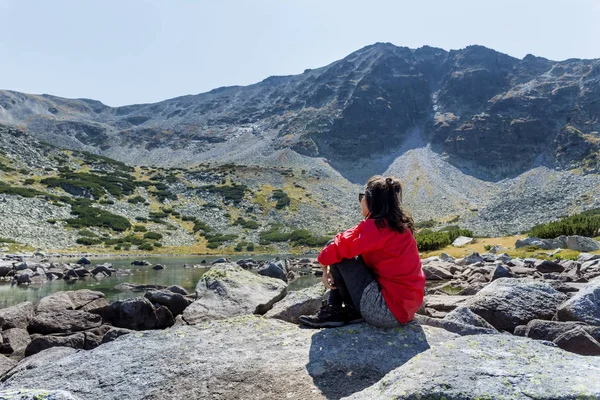 Mooie Jonge Vrouw Toerist Gelegen Rotsen Bergen Achtergrond — Stockfoto