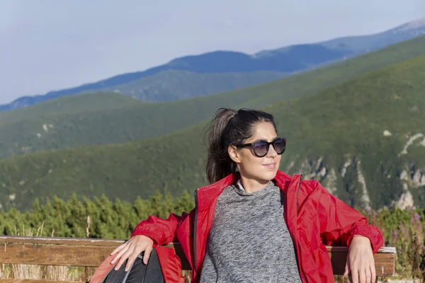Hermosa Mujer Joven Gafas Sol Aire Libre Viajando Las Montañas —  Fotos de Stock