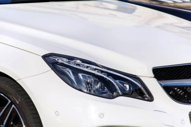 Modern beyaz arabanın arka ışık