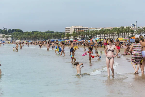 Beaucoup Gens Reposent Sur Une Journée Ensoleillée Sur Belle Plage — Photo