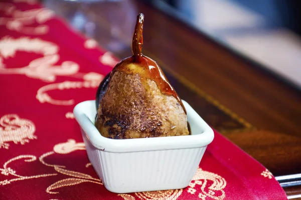 Pera Dolce Forno Con Sciroppo Tazza Bianca Sul Tavolo Della — Foto Stock