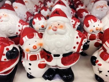 Noel ve Yeni Yıl Süslemeleri. Seramik Noel Baba Figürlü Oyuncaklar 