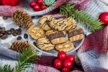 Cam tabakta ev yapımı taze bisküviler. Köknar dalları ve çıkıntıları var.